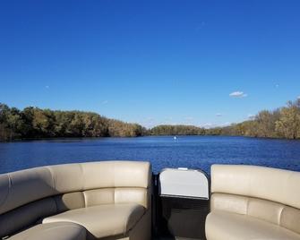 Water Access Studio with Full Kitchen - La Crosse - Balcony