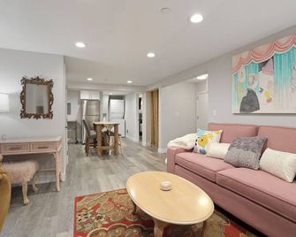  Subterranean Sanctuary- Get cozy in this 2-bedroom home. - Sacramento - Sala de estar