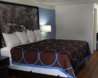 Super 8 by Wyndham Asheville/Biltmore - Asheville - Bedroom