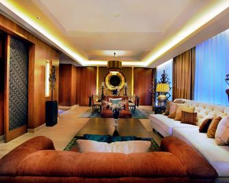 ARTOTEL Suites Bianti Yogyakarta - Yogyakarta - Living room