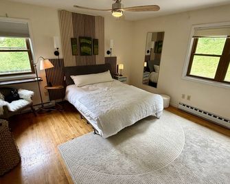 Lakefront House Rental for Summer - Ridgefield - Bedroom