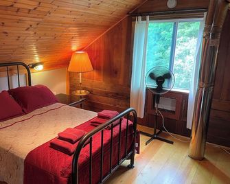 The Stone Wall Property on 25 acres with private lake - Hurleyville - Bedroom