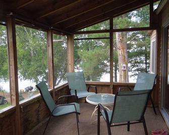 Beautiful (3 bed) Lakeside Cabin on Private Lake - Pine River - Balcony