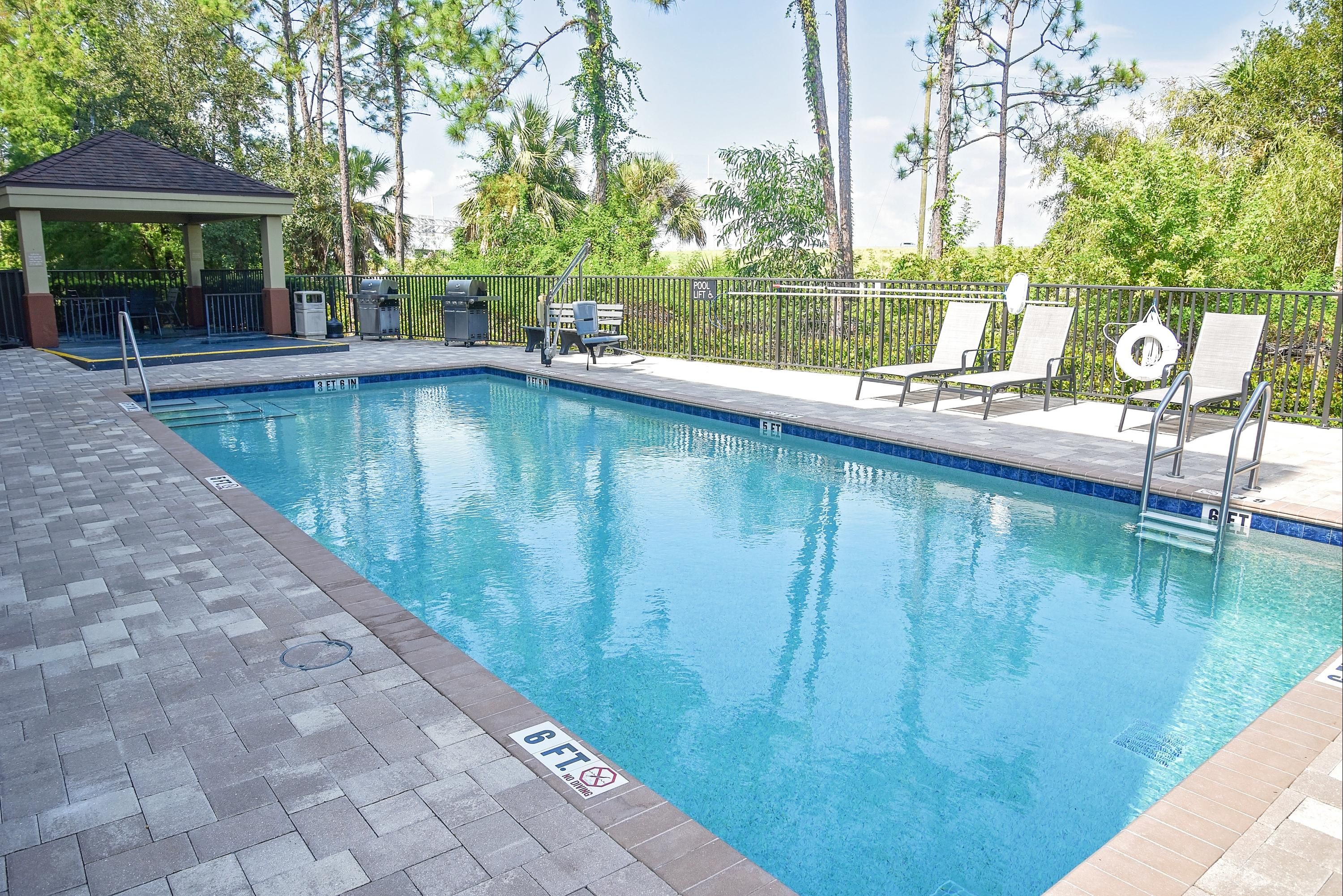 Candlewood Suites Ft Myers I-75 By IHG - Fort Myers - Pool