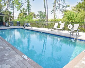 Candlewood Suites Ft Myers I-75 By IHG - Fort Myers - Pool