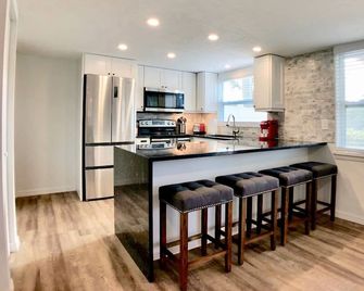 Romantic Lakefront Two bedroom unit W/ access to Heated Pool and More - Siesta Key - Cocina