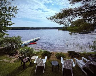 Cozy Lakeside Retreat: 2 Cabins, 2 Bedrooms with AC & WiFi in Peaceful Poland - Poland - Patio