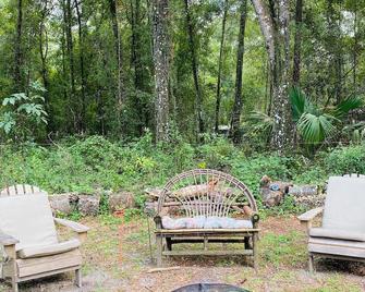 Charming Cove Cottage - A Lovely Country Getaway - Floral City - Patio