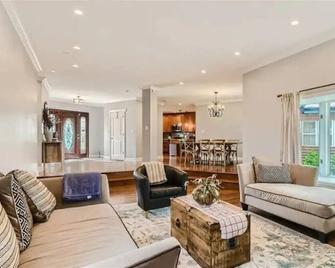 Rock Creek Farm: 5 beds, pool, trails, 25 min to Cedar Lake, 40 min to Chicago. - Monee - Living room
