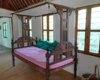 Beach Villa on a 2 acre private property facing the Indian Ocean, scenic bay - Pangani - Living room