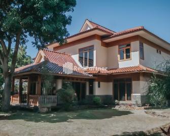 Villa Mawar Adinda Kuningan Syariah Redpartner - Kuningan - Edificio