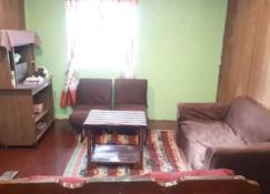 Adelle's Transient, spacious 3-bedroom homestay - Baguio - Living room