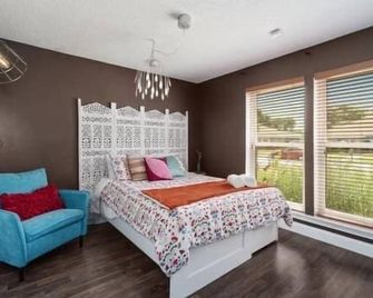 Paradise in Plano-4 bedroom home with pool, spa and jacuzzi suite. - Plano - Bedroom