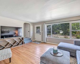 Two-bedroom Centrally Located Updated Townhouse - Green Bay - Living room