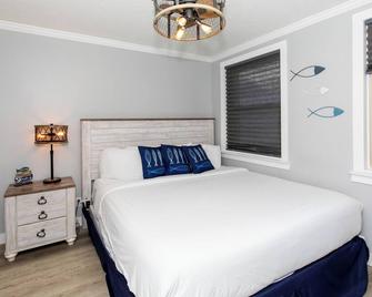 Cozy Downtown Waterfront Escape - Barnesville - Bedroom