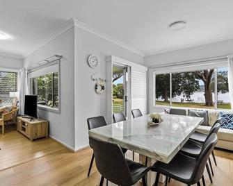 Ondina Cottage - Serene Waterfront Haven with Jetty - Gosford - Dining room