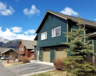 Big Sky Home, Spacious and Clean, with Private Hot Tub, Fireplace and Garage - Big Sky - Building