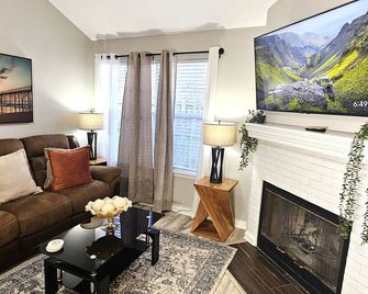 Serenity Escape 3-bedroom house / Pet-Friendly - Madison - Living room