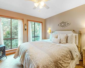 Sunrise Mountain Retreat - Cazadero - Bedroom