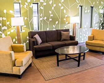 Sleep Inn and Suites Virginia Horse Center - Lexington - Living room
