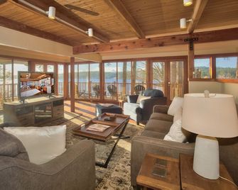 Laid-Back Luxury On Bainbridge Island Air Conditioned! - Bainbridge Island - Living room