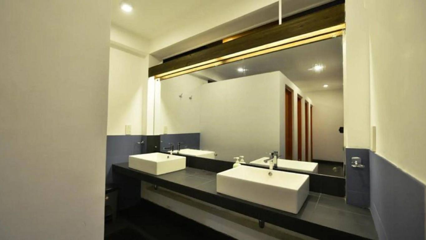 Hangover Hostels Mirissa