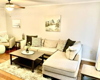 Spring River Getaway - Hardy - Living room