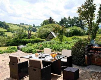 Onnen Fawr Farmhouse - Pen-y-cae - Patio