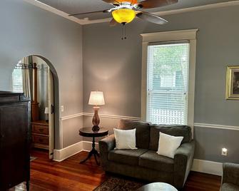 Tuscawilla B -Beautiful 3 bedroom apt Historic Ocala 1891 - Ocala - Living room
