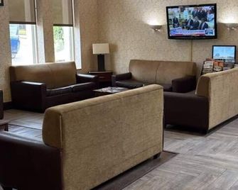OYO Greenridge Hotel - Wickliffe - Lounge