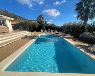 Rosas luxurious Villa is in a wooded park private pool, peaceful, all amenities - Pau - Piscina