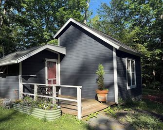 Junebug Cottage: peace, love and privacy a short walk to Woodstock village green - Woodstock - Gebouw