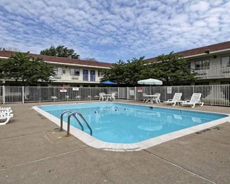 2 Full Beds|Non-Smoking,Micfridge - Amherst - Piscina