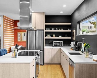 Perch - Indo Haven: Home w/rooftop view of the water/city/Mt.Rainier - Seattle - Kitchen