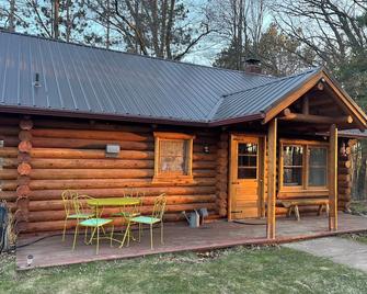 Private, modern, cedar log cabin home on twenty acres near St. Croix State Park. - Hinckley - Innenhof