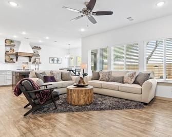 New Construction 4 Br - Luxurious Townhouse! - Arlington - Living room