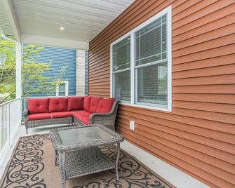 New 4BR Home in the Heart of South Haven! - South Haven - Balcony
