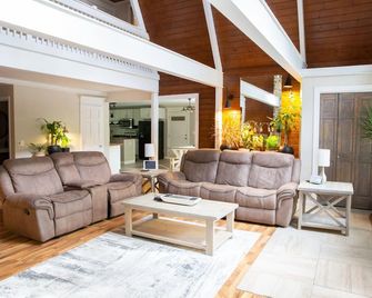 A-Frame Arbor One Block From The Beach-Four Beds and Four Bathrooms! - Madison - Living room