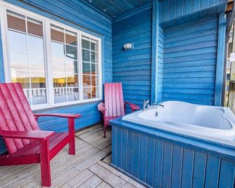 Signature Collection One Bedroom Queen Suite + Outdoor Soaker Tub On Patio - Ucluelet - Patio