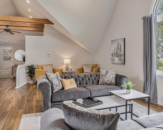 Family Retreat Sleeps 30 | Hot Tub | Ping Pong | - Stevensville - Obývací pokoj