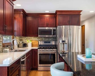 Woodcliff Cottage | Heated Private Pool - Holland - Kitchen