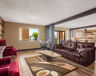 رامادا باي ويندام سان أنطونيو بالقرب من سي وورلد/لاكلاند إيه إف بي - سان انطونيو - غرفة معيشة