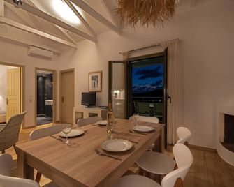 Peaceful villa built with privacy in mind - 지알로바 - 다이닝룸