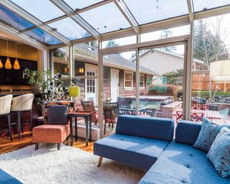 High-End Contemporary Custom Home On 244 Acre Park - Bellingham - Living room