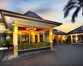 Ning Tidar Hotel - Magelang - Byggnad