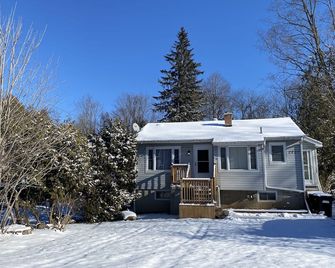Cute family cottage getaway near Lake Simcoe! - Innisfil - Building