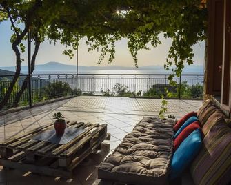 Coastal Stone Residence with Spectacular Scenery - Kitries - Balcón