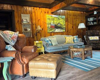 Farm animals! Mountains, pond, old barn, hiking trails- quintessential Vermont - Shaftsbury - Sala de estar