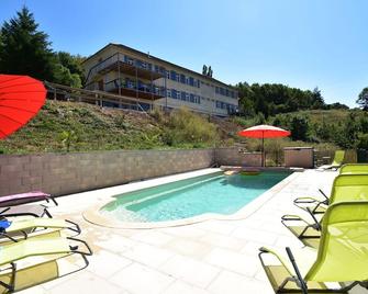 Spacious Holiday Home in Cuzy - La Boulaye - Piscina