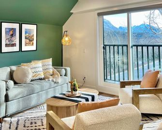 Luxury 2 Bedroom Mountain View Condo - Canmore - Salon